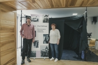 Gabriela Soukalová - Svobodová po natáčení v libereckém studiu Paměti národa v březnu 2023. Vlevo stojí dokumentarista Miloslav Lubas