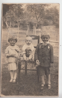 Sourozenci Hanka, Josef a Bohouš, 1928