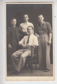 Spolužáci z obchodní školy, Hons vlevo, 1939