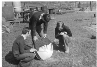 Opékání buřtů slunečním zářením, 1978