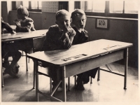 Jiří Suchomel (vpravo) v první třídě, 1950