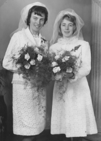 Svatební fotografie ze dne 30. 12. 1965, pamětnice se vdávala ve stejný den jako její sestra