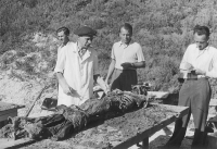 Exhumace hromadných hrobů u Malé pevnosti v Terezíně ve dnech 30. srpna až 4. září 1945 (foto Karel Šanda)