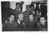 Z časů bojů na Dukle, otec pamětníka dole druhý zprava a tři ruští vojáci, říjen 1944