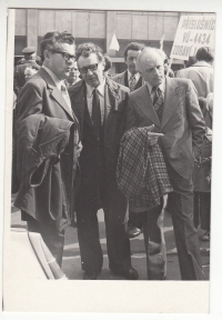 V průvodu na 1 máje, Josef Hons vpravo, 1977