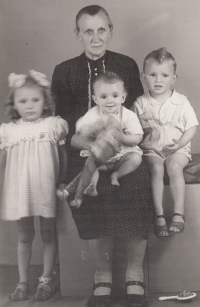 Věra (vlevo) s babičkou Paukovou a sourozenci Evou a Ladislavem, 1947
