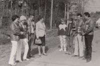 Věra Ettelová (druhá zleva) s kolegy z Automotoklubu Králíky, 1982