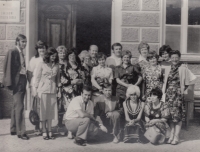 Věra Ettelová (v dolní řadě druhá zprava) na školním srazu, 1979
