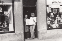 Věra s maminkou v obchodě v Králíkách, kde prodávaly, 1978