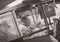 Věra se svým otcem v letadle, 1947