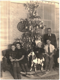 Vianoce v roku 1943, posledné pokojné Vianoce rodiny Cyrila Dřineka, 12-ročná Mária na fotografii vľavo
