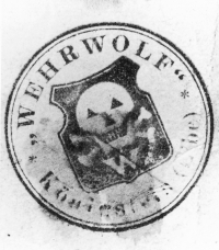 Razítko německých záškodníků zvaných Wehrwolf (vlkodlak), kteří na konci války a po ní prováděli útoky na vojáky Rudé armády 