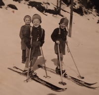 Zlata (vzadu) s bratry Bohuslavem a Františkem, 1944