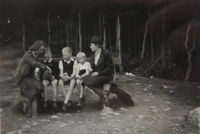 Zleva matka Emilie Mátlová, Milan Mátl, Erich a Pavel Kudrnovi, paní Kudrnová, Vídeň, 1943 (o rok později Pavel zemřel při bombardování Vídně)