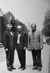 Zlikvidovaní rolníci z Kudlovic vyslaní cukrovarem Hulín za dobrou práci do Maďarska (zleva Snopek, Janošek, Abrhám), 1970