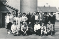 Marie (3. zleva sedící) s širší rodinou, Pouchov u Hradce Králové, 1985