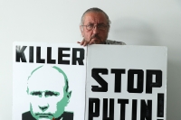 Геннадий Александров с авторским плакатом "Киллер. Стоп Путин". 2021 г.
