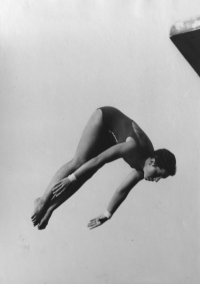 Dcera pamětnice Hana (*1946) při skoku do vody