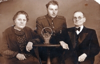 Annelies Klapetková's father Vilém Pavlík with mother Adolfina Peschková and her second husband, 1935
