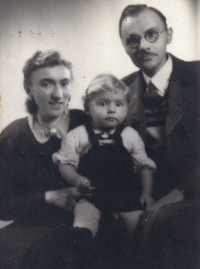 Annelies Klapetková with her parents, 1944