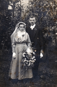 Svatební foto rodičů matky pamětnice Štěpánky Pavlíkové, rozené Kovalčíkové