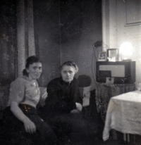 Štěpánka Pavlíková - the mother of Annelies Klapetková, with her mother-in-law Adolfina Peschková, the apartment in Solná Street in Opava, World War II
