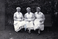 Matka pamětnice Štěpánka Pavlíková u Červeného kříže, 1941