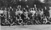 Marie (šestá zleva) 5. třída ZŠ, třídní učitelka Zemková (druhá zprava), Tlumačov 1946