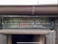 Pamätná tabuľka nad bunkrom na Jankovom vŕšku, v ktorom bolo 13.2.1945 upálených sedem partizánov