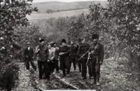Partizáni v okolí Bánoviec nad Bebravou, Cyril Dřinek (v strede v čiernej baranici)