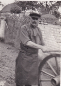 Dědeček pamětnice Jan při vyrábění kování na kolo (40. léta)