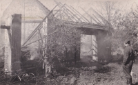 Následky požáru stodol v roce 1957
