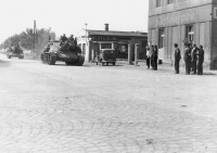 Příjezd Rudé armády do Terezína od Lovosic. Fotografie pořízena v místě dnešního kruhového objezdu (Terezín–Litoměřice–Lovosice–Bohušovice). Foto: Karel Šanda