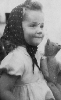 Rosemarie in ihrer Kindheit vor der Vertreibung aus ihrer Heimat Chlumec