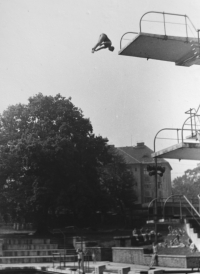 Dcera pamětnice Hana při skoku do vody na koupališti v Litoměřicích