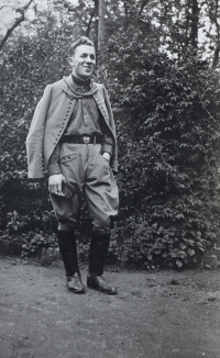 Karel Šanda v sokolském kroji před válkou