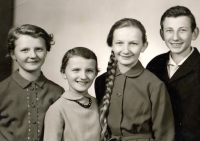 Sourozenci Rynešovi (Ludmila zcela vlevo)