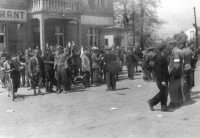 Arrest of Germans in Terezín after the war. The building of the inn where the Germans were held captive was demolished after the war. Photo: Karel Šanda