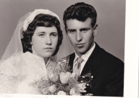 František Valošek a jeho žena Vilemína (za svobodna Jarčoková) na svatebním snímku z 15. dubna 1961