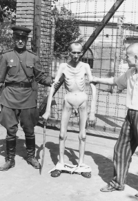 Terezínský vězeň po válce. Foto: Karel Šanda