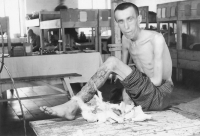 Terezínský vězeň po válce. Foto: Karel Šanda