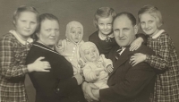 Jaroslava Dušátková (v černých šatičkách) s rodiči a sestrou