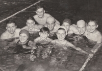 Ladislav Čáslavský (úplně vpravo) s kamarády v bazénu v Plzni, 1956