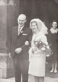 Svatební fotografie Ladislava Čáslavského a Miloslavy Čáslavské, rozené Blechové, Staroměstská radnice, 12. června 1965