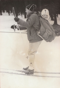 S dcerou Ivetou v batohu na Božím Daru na sjezdovce Pod Žižkárnou, zima 1968