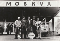 Ladislav Čáslavský (úplně vlevo) v Gottwaldově u příležitosti výročí 20 let Agroprojektu se svou kapelou Rotring (v překladu Rudý kroužek) v roce 1974, kdy "porazili" orchestr Gustava Broma
