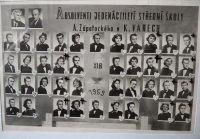 Tablo absolventů Jedenáctileté střední školy Antonína Zápotockého v Karlových Varech (Ladislav Čáslavský vlevo dole), 1959