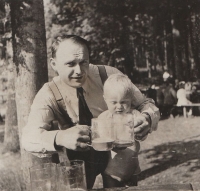 Ladislav Čáslavský jako malý chlapec s tatínkem u piva v restauraci Na Americe v Písku, 1943 
