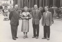 S rodiči a bratrem na kolonádě v Karlových Varech, červen 1958