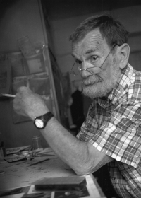 Pamětník ve svém ateliéru